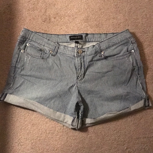 Banana Republic Factory Cuffed Shorts - Picture 1 of 5